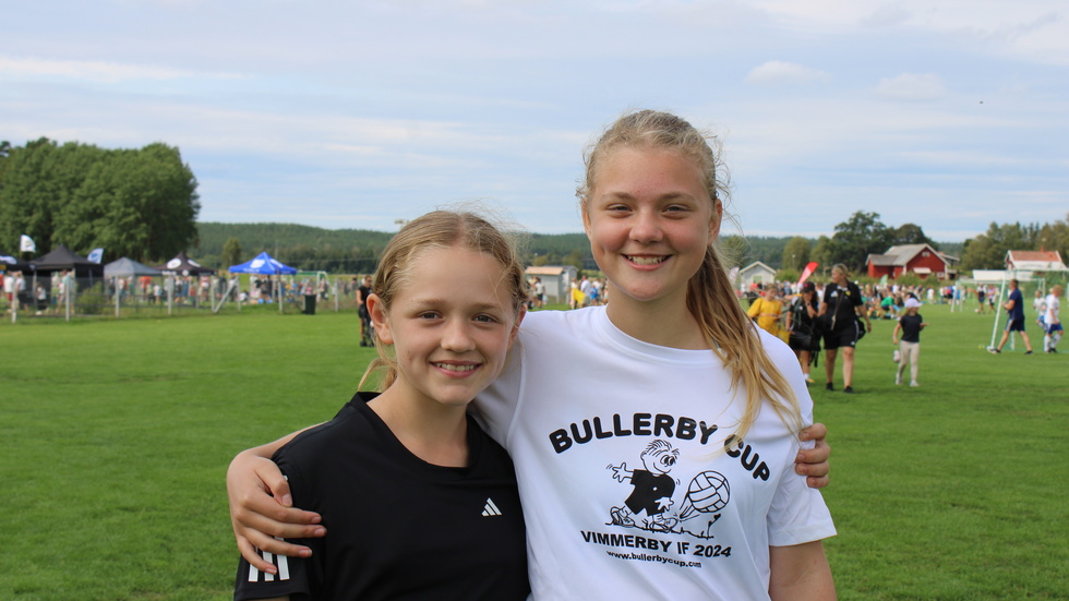 Maxima Driemert 11 år och Frieda Oelze 12 år, spelar i ett av Vimmerby IF:s F12-lag under Bullerby Cup.