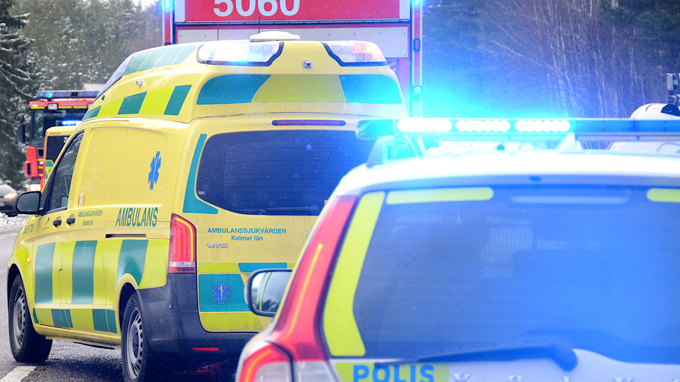 En kvinna fördes i ambulans till sjukhuset i Västervik efter en trafikolycka mellan Vimmerby och Frödinge på tisdagen.