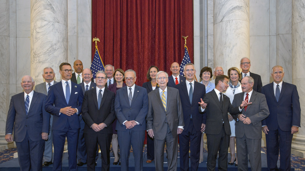 Här ser vi ett foto inifrån Vita Huset i Washington den 10 juli där en grupp senatorer från USA: s kongress sammanstrålar med bland andra Ulf Kristersson och Keir Starmer. I den främsta raden ser vi också Finlands president Alexander Stubb och Jens Stoltenberg som är avgående generalsekreterare för Nato.