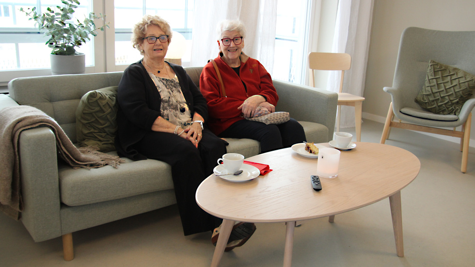 "Det här är ett fantastiskt seniorboende. Det är rätt dyrt, men det är värt det", tycker Christina Mälström och Majvor Wall.