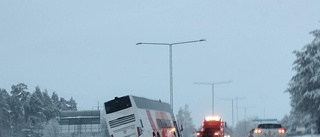 Snöovädret ställer till problem för trafiken i Östergötland