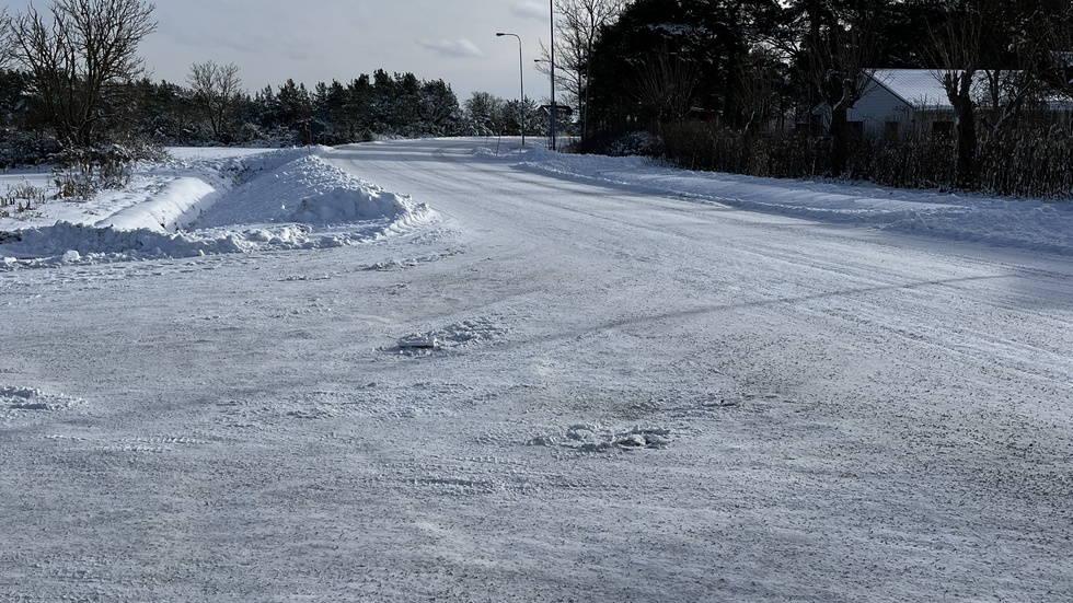 Fin vinterväg på Hemse, liksom övriga vägar på Gotland. Genom att sluta salta skulle de kunna bli bättre även i Västervik, tror skribenten.