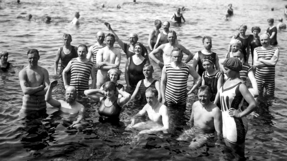 
Badare i Mölle, bilden är förmodligen tagen någon gång i början på 1900-talet. Om män och kvinnor kunde bada ihop då, borde det kunna gå i dag.
