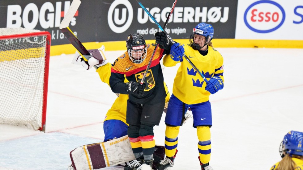 Mira Jungåker håller undan Theresa Wagner i det tyska laget.