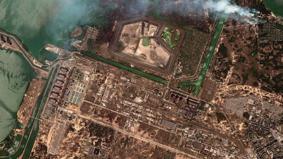 En satellitbild från den 29 augusti visar markbränder vid kärnkraftverket Zaporizjzja i Ukraina. Arkivbild.