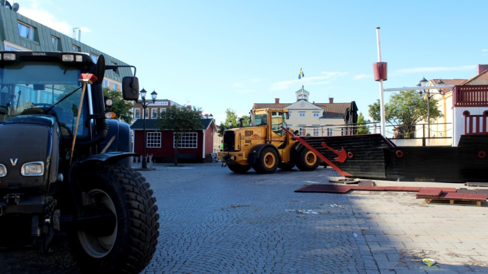 "Sommaren är kort".. men i år kan man inte anklaga den för att den har regnat bort. Men nu försvinner iallafall sommartorget. 