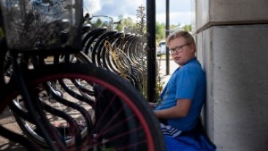 Sven valde inte närmaste skolan – men utan skolskjuts och bussar tar han sig inte dit • Föräldrarna: "Diskriminering"