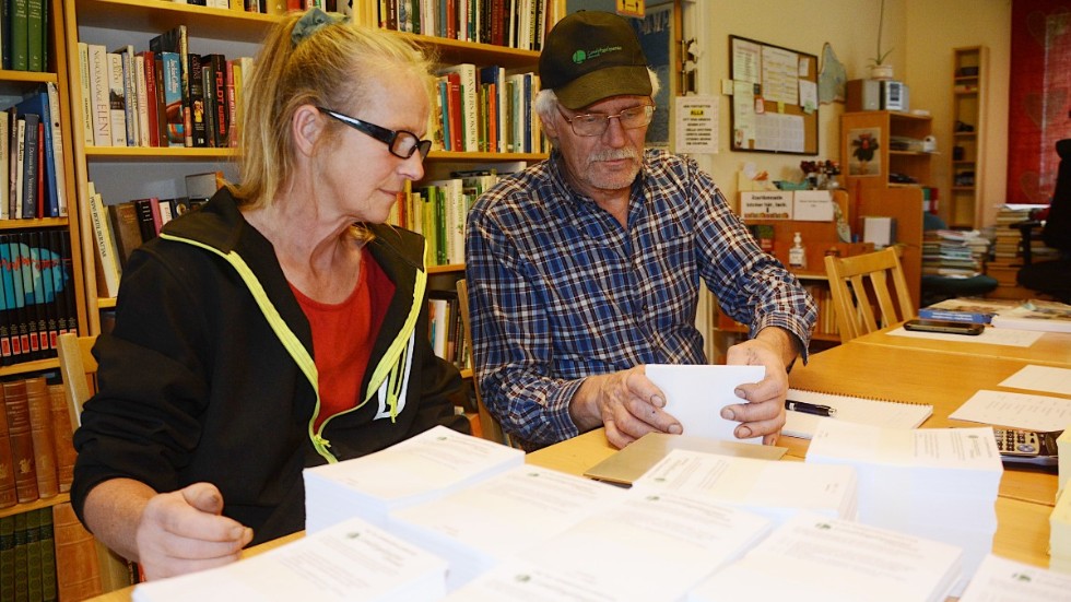 Annica Johansson och Conny Gunnarsson lägger ihop valsedlar som ska köras ut till de 13 olika vallokalerna i Vimmerby kommun på valdagen.