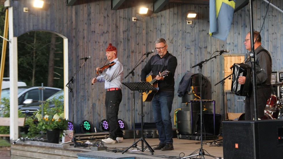 Traditionsenligt var det Lifvens som avslutade sommaren, och musikkvällarna i Silverparken, Silverdalen. 200 personer mötte upp för att lyssna.