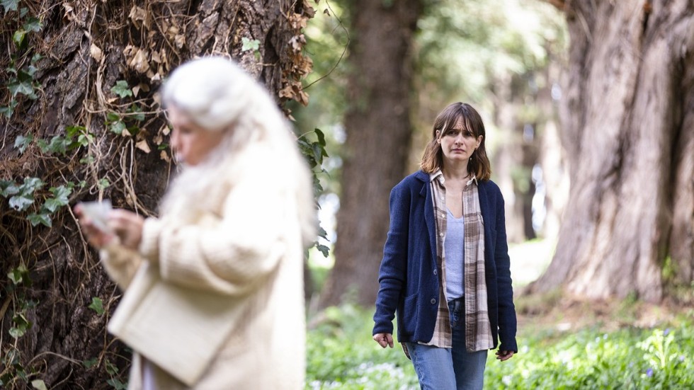 Emily Mortimer (till höger) spelar dottern som får se sin mor bli allt mer dement i "Relic". Pressbild.