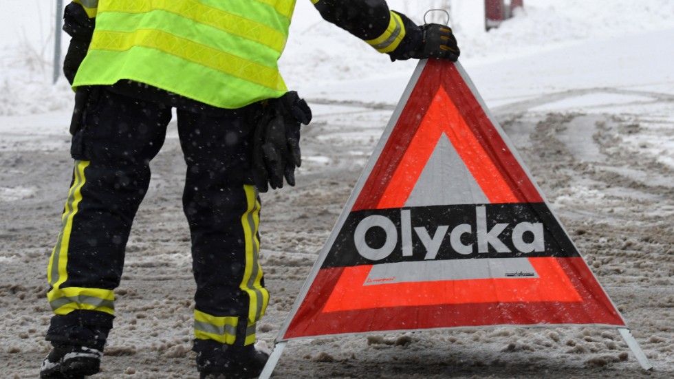 En man i 25-årsåldern har fört till Sahlgrenska sjukhuset med ambulanshelikopter efter en allvarlig trafikolycka norr om Borås. Arkivbild.