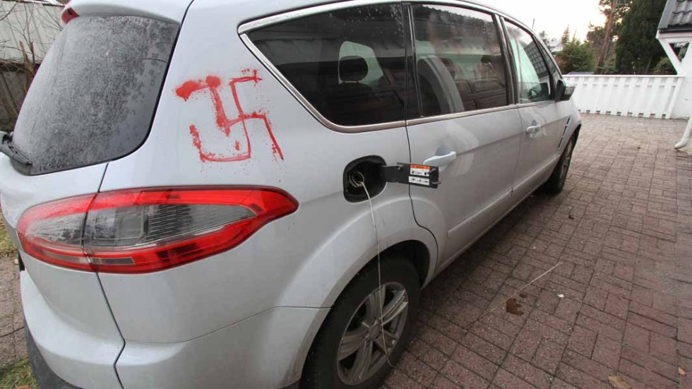 Ett slarvigt hakkors och anordningar vid bensinlocket på parets bil. En eld uppstod vid bilen men den tog ingen större skada av det i slutänden.