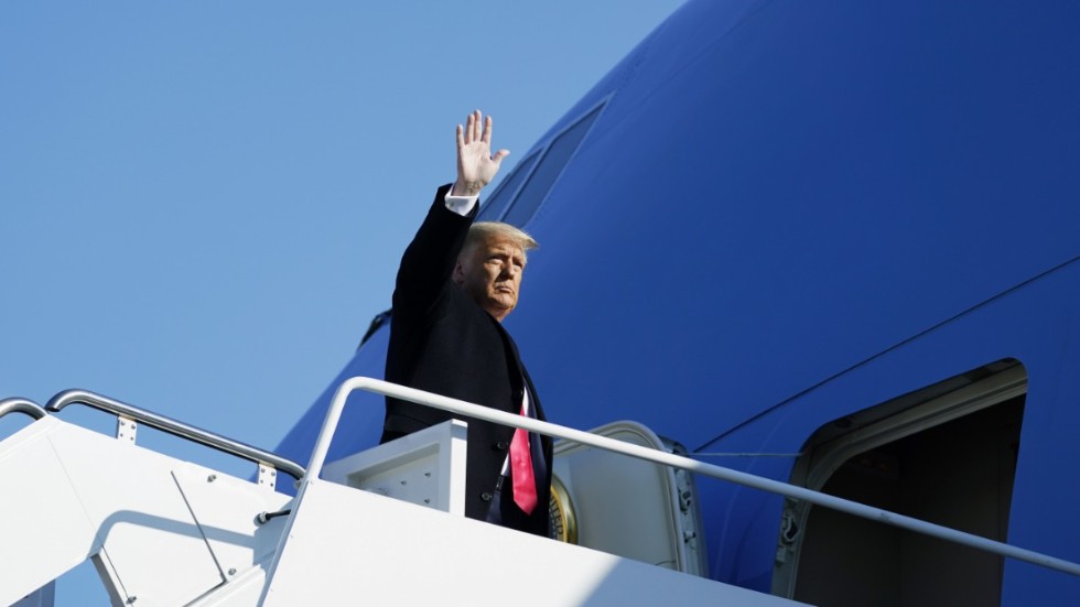USA:s president Donald Trump väntas lämna Vita huset på onsdag några timmar innan hans efterträdare Joe Biden svärs in. Arkivbild från den 12 januari när Trump går ombord på Air Force One för att resa till Texas.
