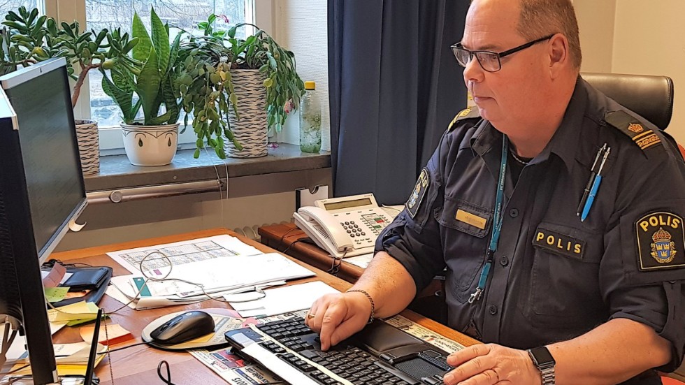 Kommunpolis Håkan Karlsson förklarar varför polisen inte kan gripa in när rekommendationer om distans inte hålls i butiker.