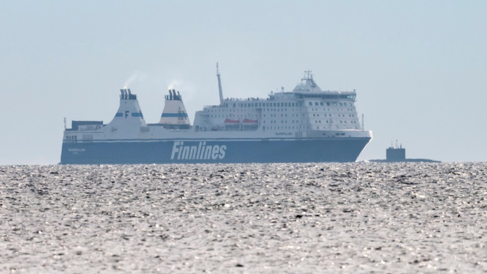 Finnlines tysklandsfärja Europalink möter den ryska ubåt som på lördagskvällen passerade genom Öresund.