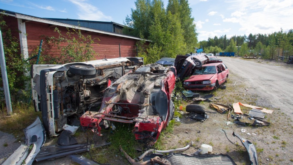 Jokkmokk är bara en av många kommuner som har problem med många skrotbilar i naturen. 