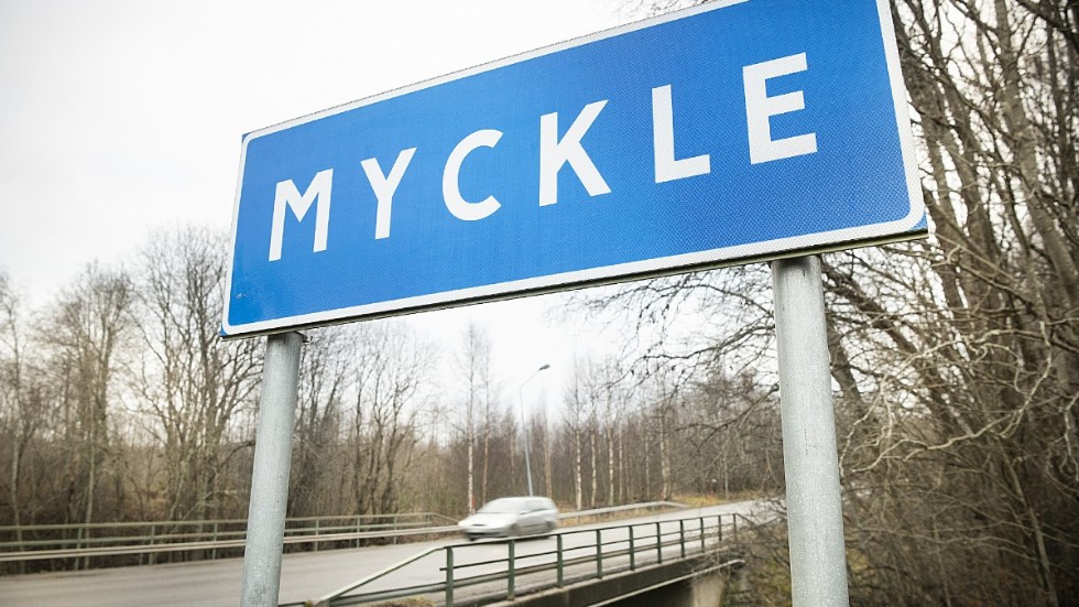 När väg 95 är avstängd tas de höga hastigheterna med till Myckle och Medle istället, menar skribenten.