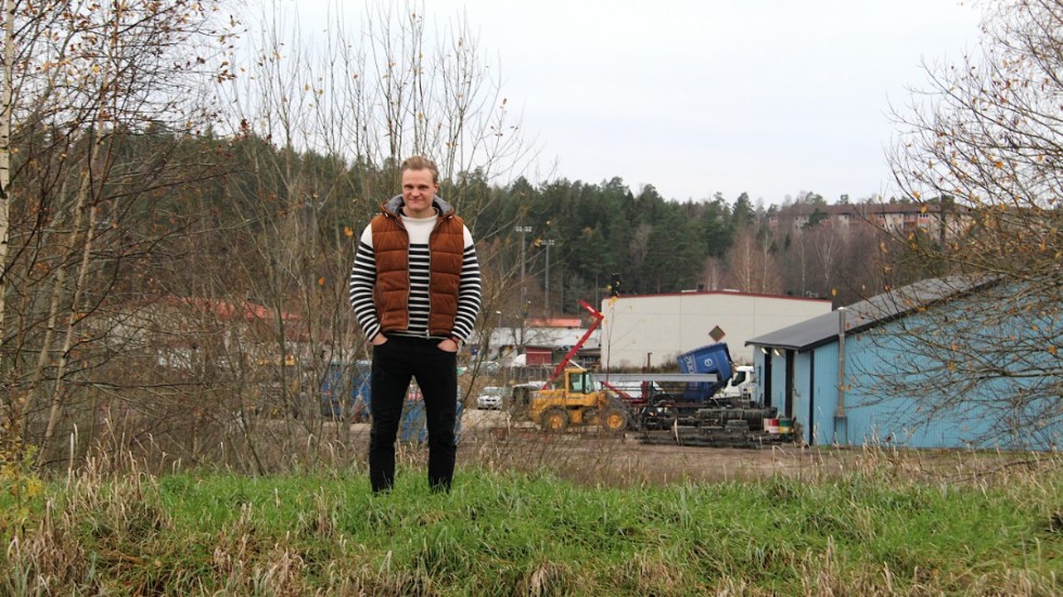Mångsysslaren Niklas Nilsson har, tillsammans med kompisen Markus Ineståhl, kommit långt med planerna på en ny padelhall i Kisa. I september hoppas de påbörja själva hallbyggnationen.
