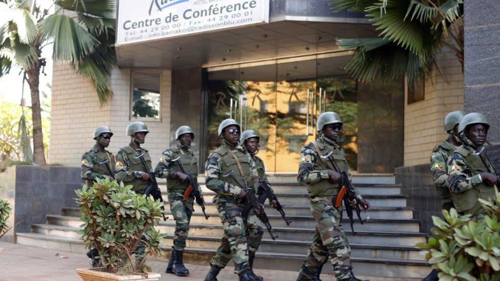 Soldater utanför hotell Radisson Blu i Malis huvudstad Bamako efter dådet 2015. Arkivbild.