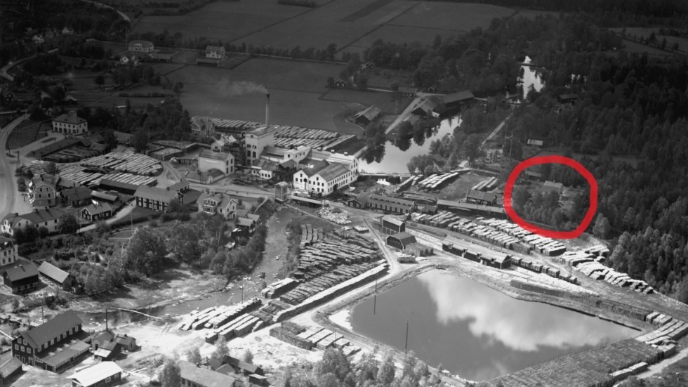 En bild från 1944 över fabriksområdet i Mariannelund med den stora lutdammen. Inringat ses den villa som familjen Backman köpte 2017.