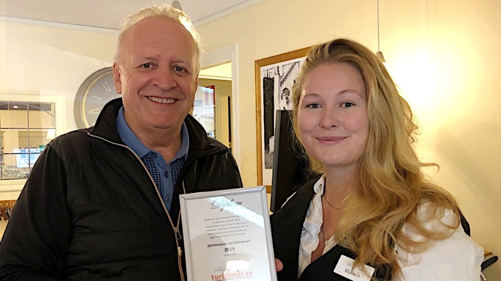Vd Micael Glennfalk och receptionist Mikaela Larsson med det diplom som visar att man är vinnare i kategorin hotell i Årets Turistmål 2019.