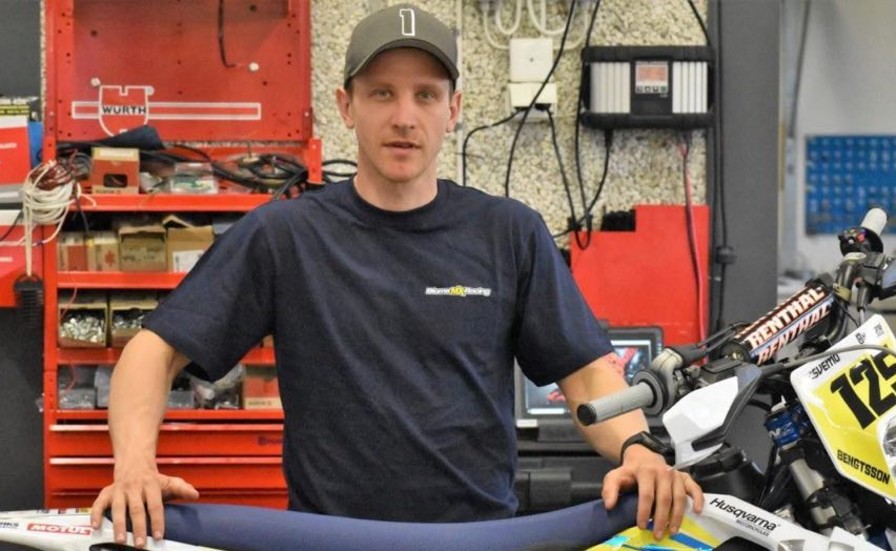 Filip Bengtsson leverar i både motocross- och enduro-SM.