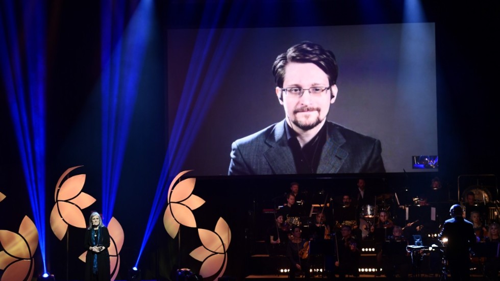 Edward Snowden på storbildsskärm under 2019 års utdelning av Right Livelihood-priset i Stockholm. Snowden fick priset 2014.
