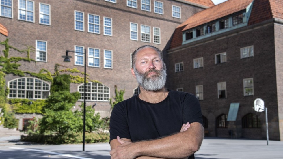 Olle Linton, gymnasielärare på Östra Real i Stockholm, är kritisk till förslaget om ett nytt betyg för underkänt. "Jag tycker det verkar jättekonstigt", säger han till TT.
