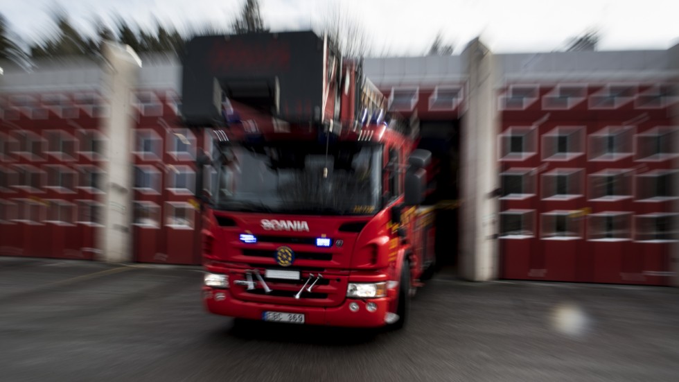 En villa brann natten mot måndag ner i Löberöd i Skåne.