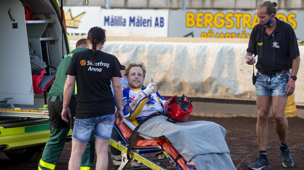 Joel Larsson gör tummen upp när han förs in i ambulansen efter kraschen i Målilla. En månad senare så återstår tre månader innan han ska operera bort stålplattan som fixerar hans vänstra handled.