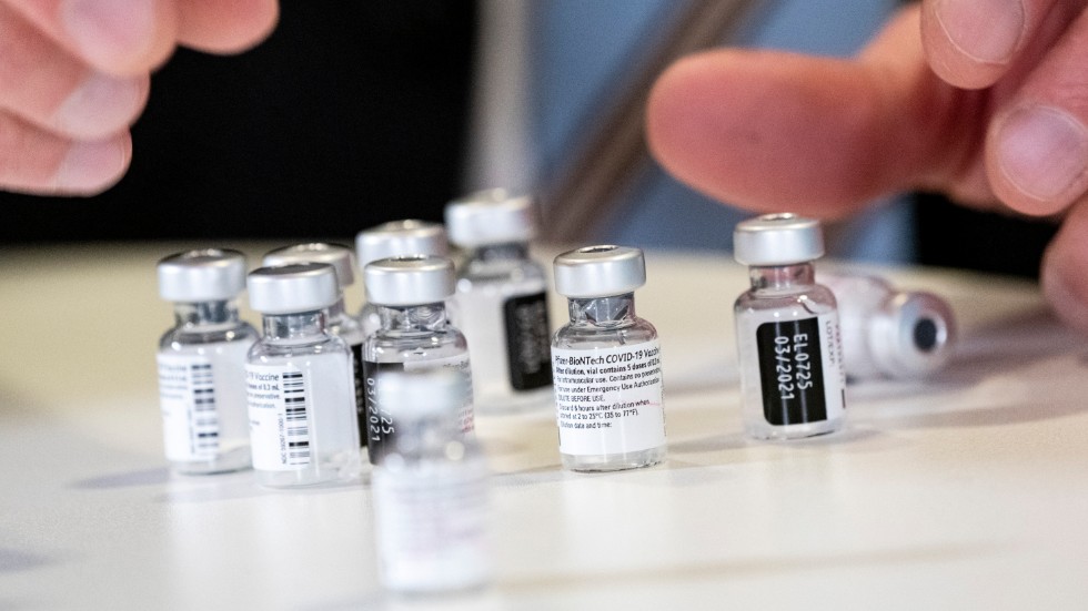 Flera länder upptäckte att det går att utvinna en extra dos av Pfizers vaccin. Arkivbild.