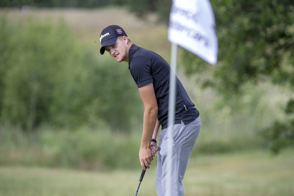 Två slag under par i golf