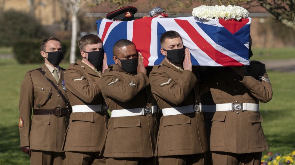 Soldater bär sir Tom Moores kista vid lördagens begravning i Bedford i England.