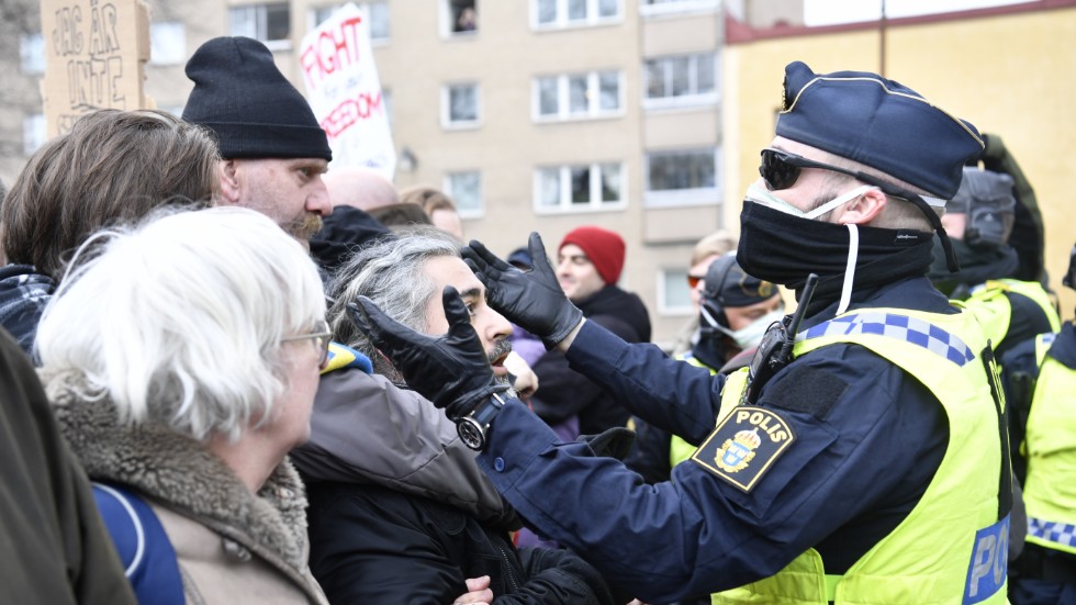 Polisen har uppmanat demonstranterna att lämna torget i centrala Stockholm.