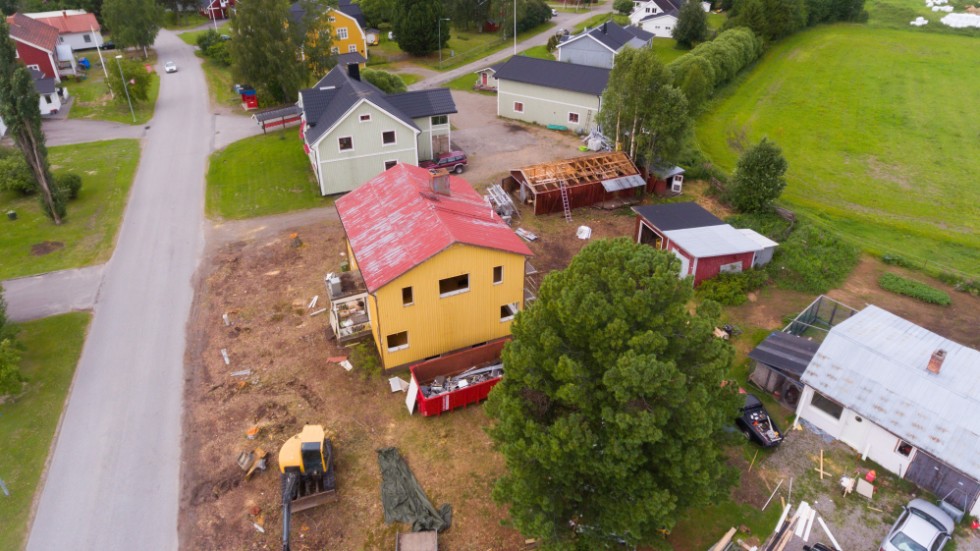 Flerbostadshuset kommer byggas där ett övergivet, gammalt hus tidigare har stått.