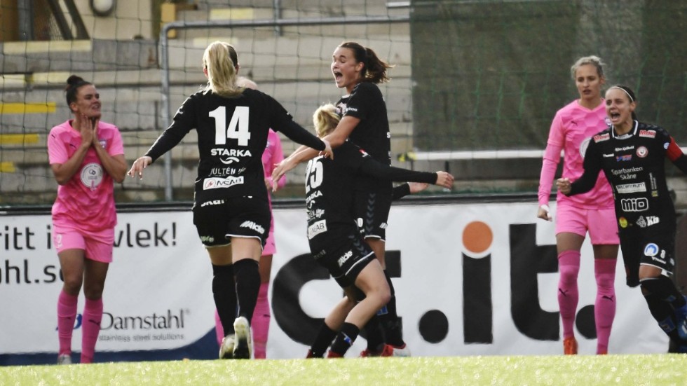 Kristianstad jublar efter att Anna Welin satt 2–0 borta mot Göteborg. Ett mål som avgjorde matchen på Malmö IP när gästerna vann med 2–1.