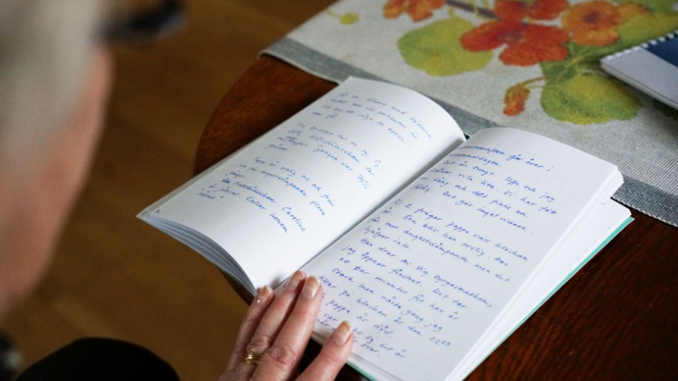 Dottern Lena skrev dagbok till Kristina under den långa vårdtiden och berättar i den om de sista timmarna i pappa Johnnys liv.