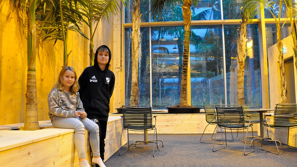 Margarethaskolan i Knivstas elever Natalie Jakobsson och Albin Helgesson Tegberger är nöjda med sin nya skolbyggnad. Palmträden i entrén och sittytorna i fönstren är några av deras favoritdetaljer.