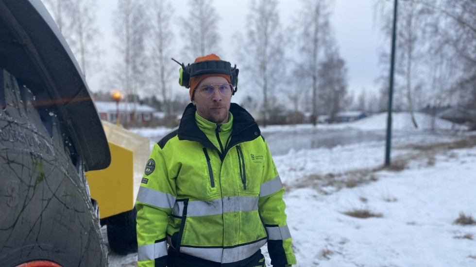 Johan Gustafsson på driftenheten på Vimmerby kommun har lagt grunden för isbanan på Hultet som ska färdigställas av ideella krafter och vara åkbar till helgen.
