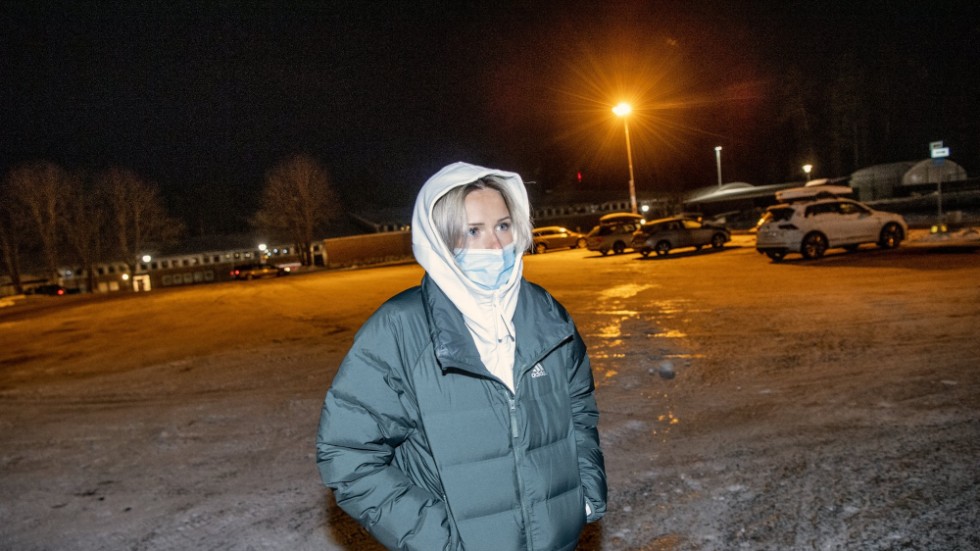 Skidåkaren Frida Karlsson på väg in för att göra ett covid-19-test inför världscuptävlingarna i Falun.