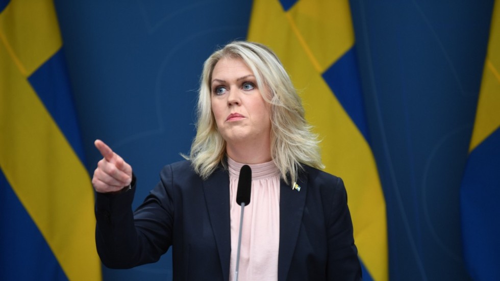 Lena Hallengren - här på en av alla otaliga pressträffar om pandemi och vaccin - vet att väljarna och skattebetalarna bor i Sverige. 