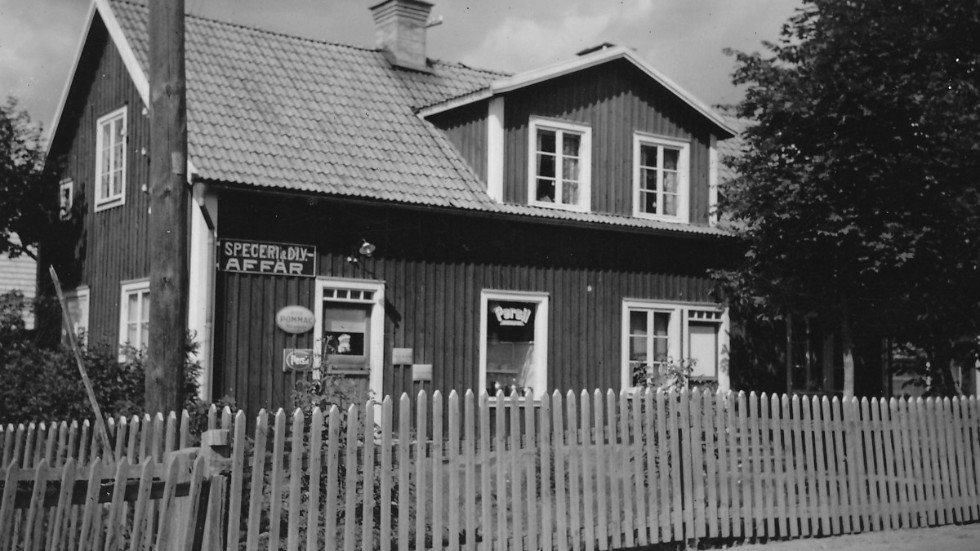 Tvetavägen 29, en bild från 1920-talets senare hälft, där Carolina bodde tillsammans med Elsas familj. I fastigheten fanns också en affärslokal.