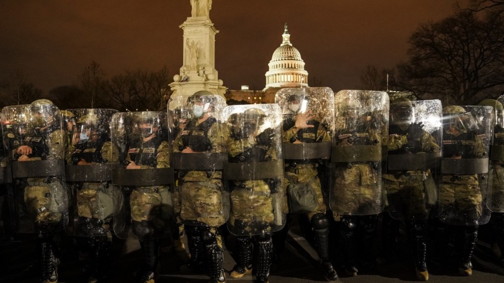 Nationalgardet utanför Kapitolium i Washington DC.