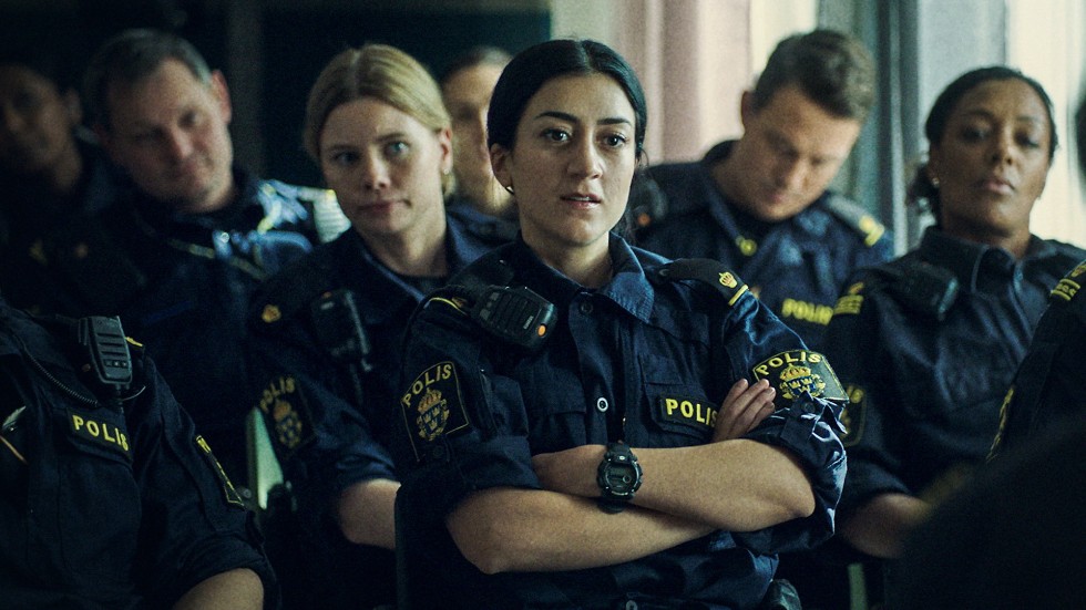 Gizem Erdogan fick ett stort genombrott med serien "Kalifat", nu är hon aktuell som polisen Leah i SVT-dramat "Tunna blå linjen". Pressbild.