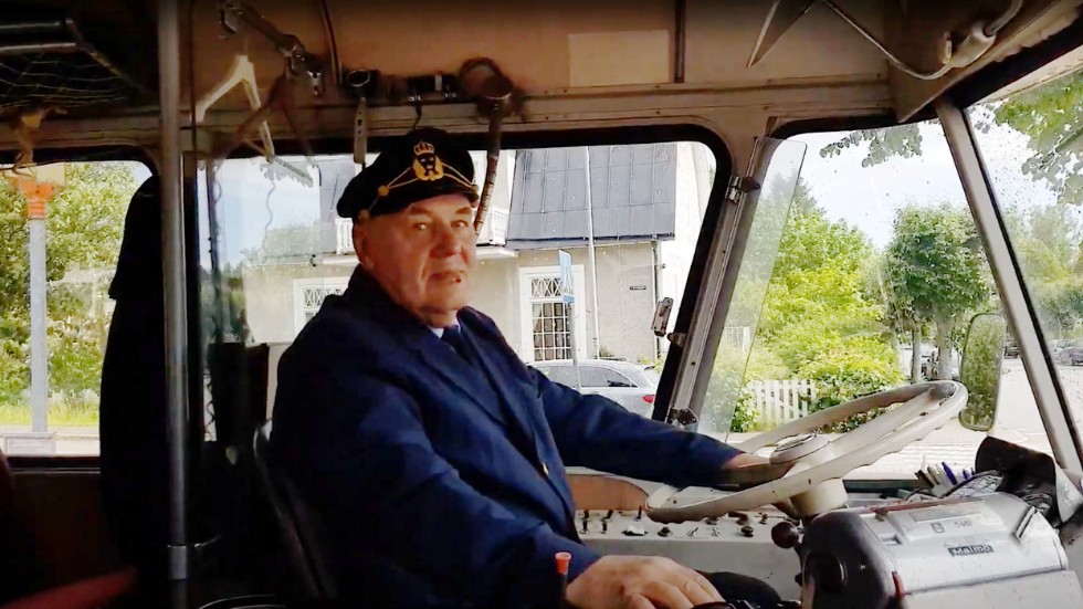 Busschauffören Magnus Knutsson och hans veteranbuss från 1966 har varit med i åtskilliga tv-program och filmer. Som exempelvis smalspårets senaste om hjulen som går runt, runt, runt...
