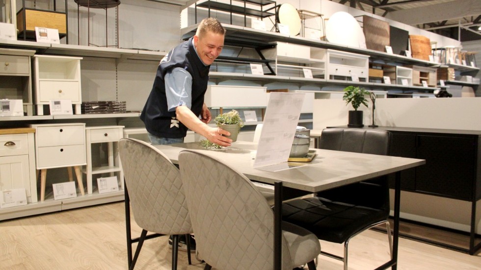 Jimmy Livimäki har varit på plats i Vimmerby inför nyöppningen på torsdag. "Genom att bygga helhetsmiljöer kan visa allt från monterade möbler till detaljer".