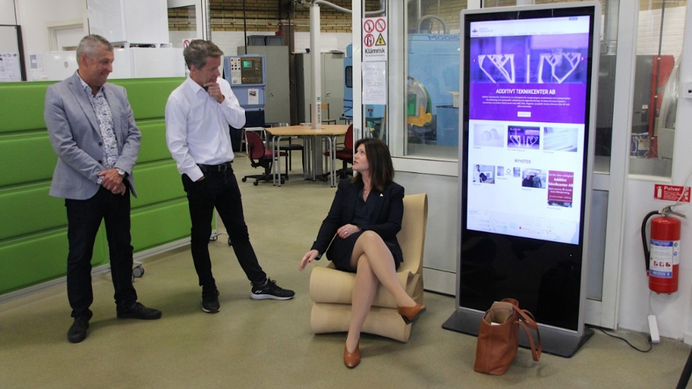 Arbetsmarknadsminister Eva Normark blev inspirerad vid besöket på Additivt Teknikcentrum. Inte minst när Michael Leijonhud och Joakim Svensson visade en 3D-printad stol.