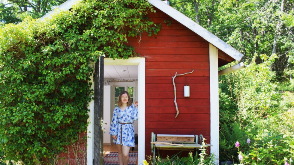 Gabriella Kärnekull Wolfe bor under en period i ett gårdshus i Hjorted där hon kan fokusera på sitt skrivande.