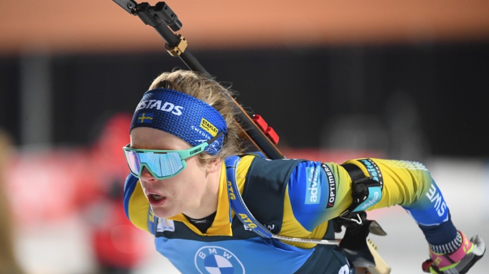 Elvira Öberg blev bästa svenska på femteplats vid sprinten i Hochfilzen.