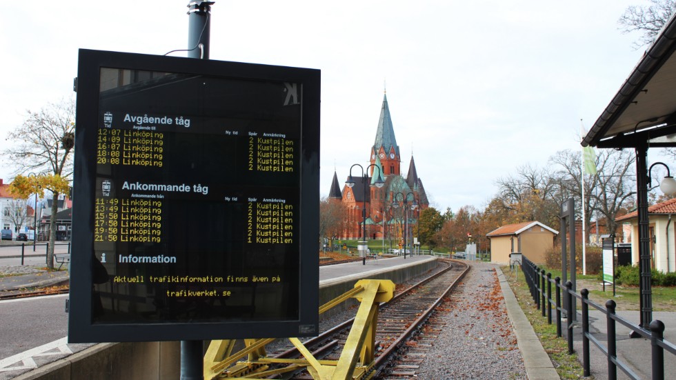 Tåg eller buss är frågan. Region Östergötland lutar mot det senare, något som bekymrar Region Kalmar län.